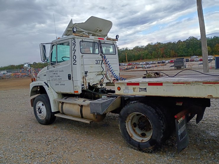 2003-freightliner-fl106-image-4