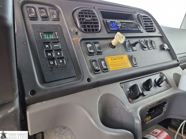 2014-freightliner-108sd-image-12