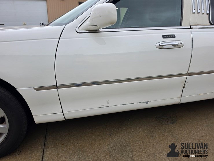 2006-lincoln-town-car-limousine-image-12