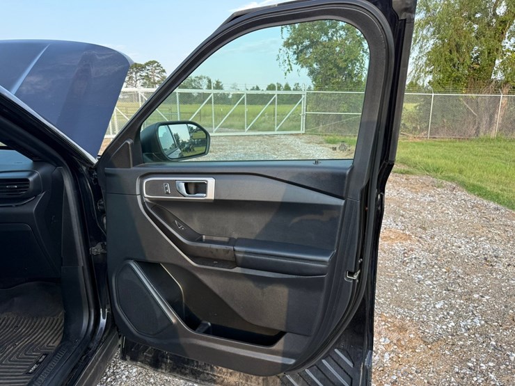 2020-ford-explorer-image-40