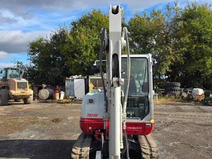 2023-takeuchi-tb240-image-49