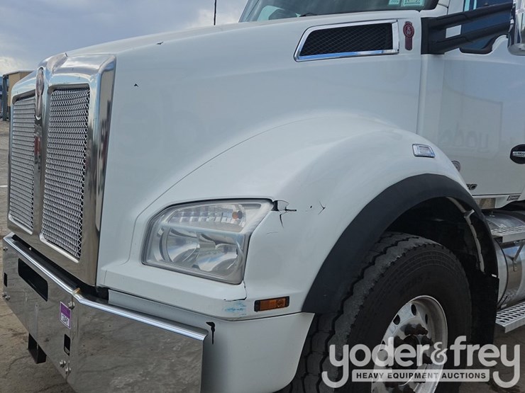 2017-kenworth-t880-image-15