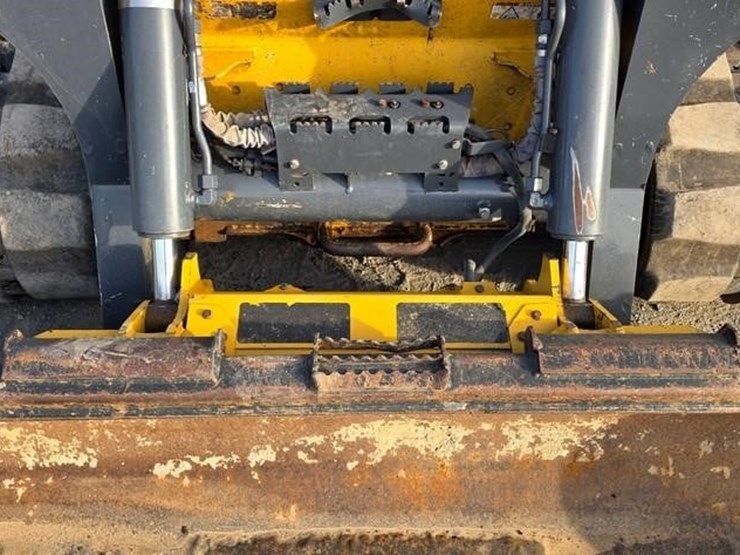 2022-deere-333g-image-38