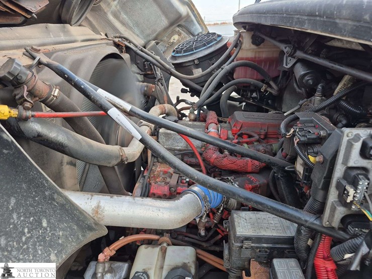 2014-freightliner-108sd-image-9