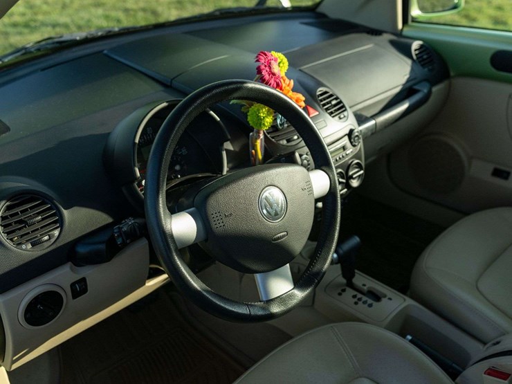 2005-volkswagen-new-beetle-gls-convertible-16,500-original-miles-image-20