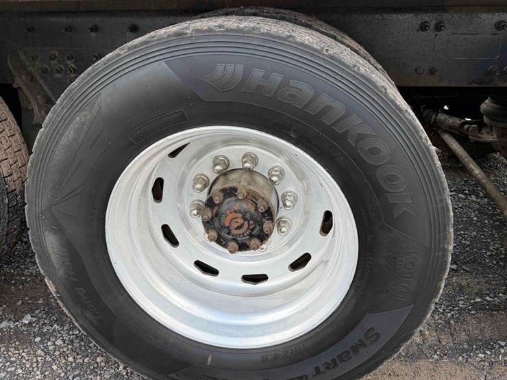 2006-freightliner-tri-axle-dump-image-10