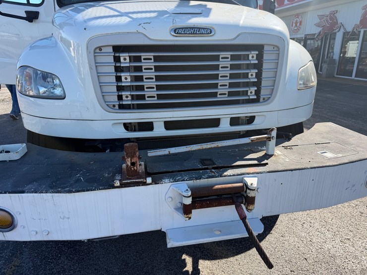 2014-freightliner-m2-106-image-11