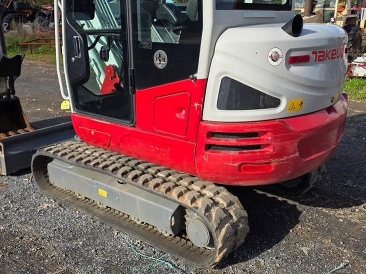 2023-takeuchi-tb240-image-21