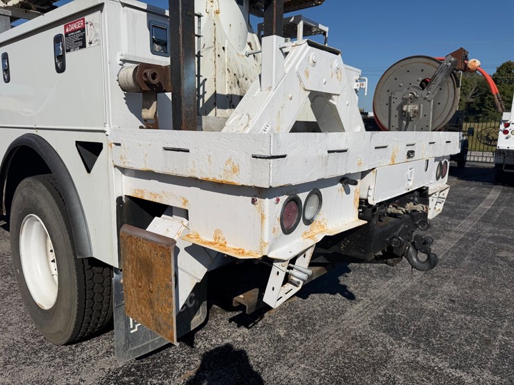 2019-freightliner-m2-106-image-18