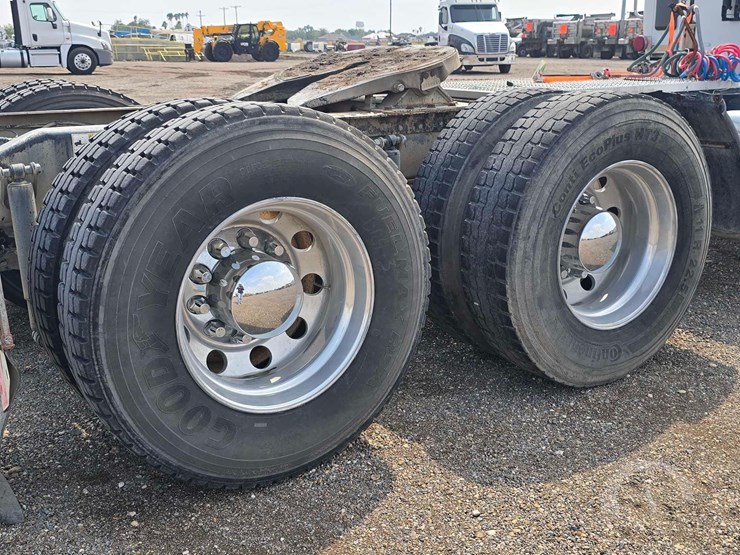2017-peterbilt-567-image-24