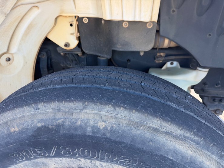 2014-freightliner-m2-106-image-14