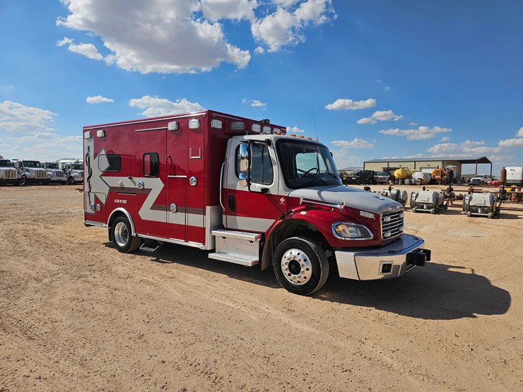 2016-freightliner-m2-106-image-2