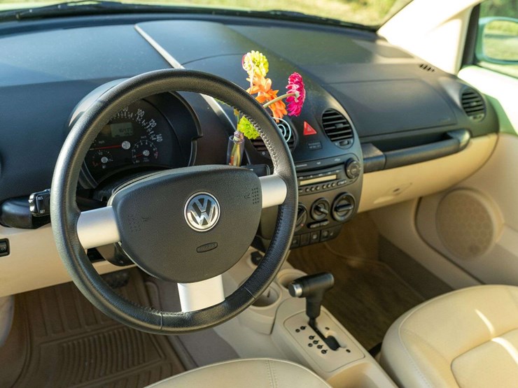 2005-volkswagen-new-beetle-gls-convertible-16,500-original-miles-image-30