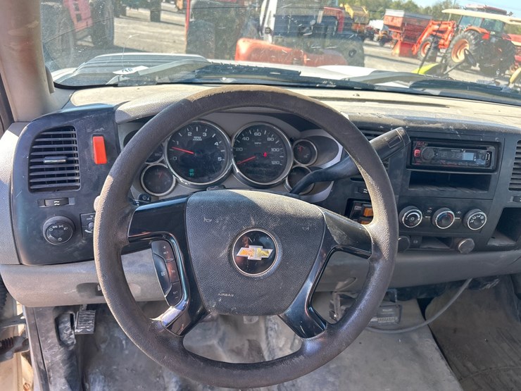 2013-chevrolet-3500-image-12