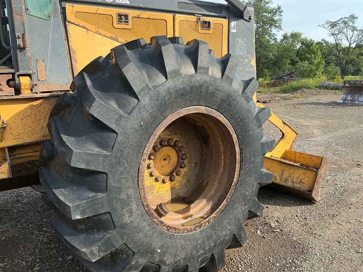 deere-640g-image-39
