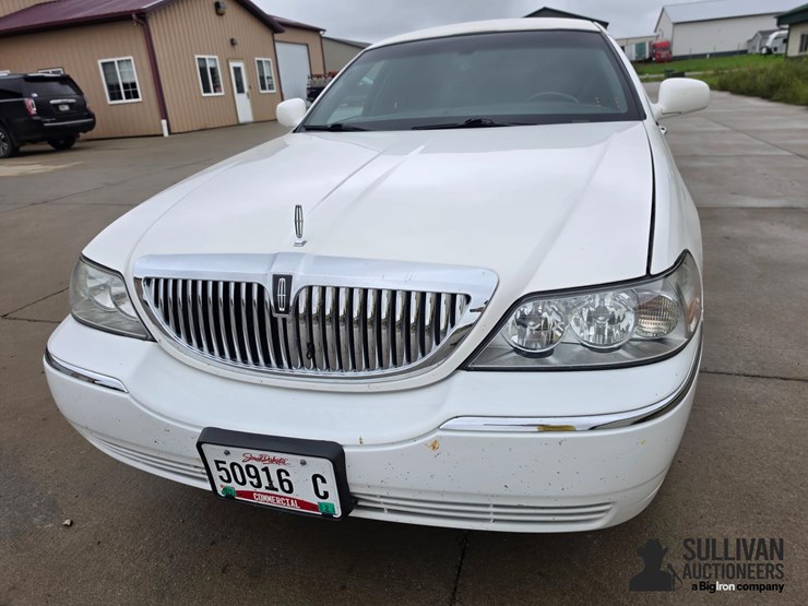 2006-lincoln-town-car-limousine-image-16