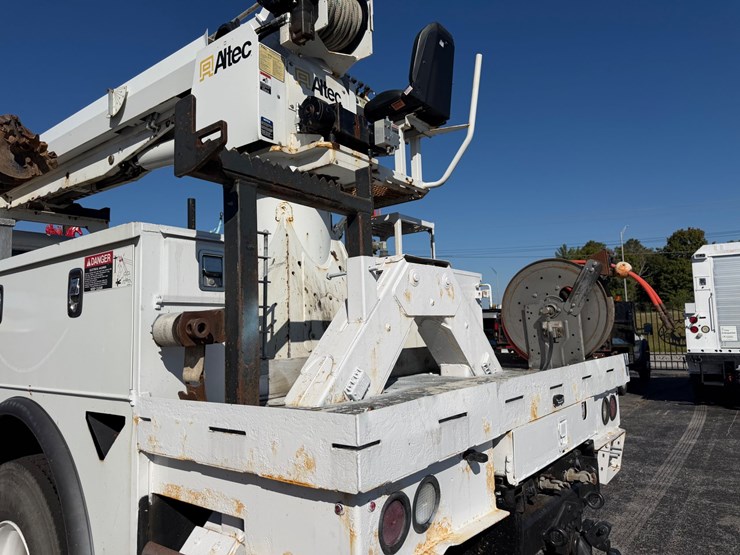 2019-freightliner-m2-106-image-17