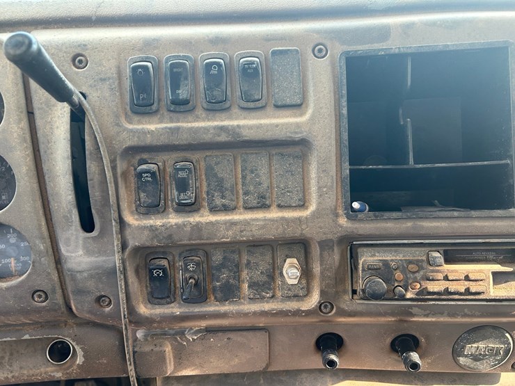 #10581-•-2006-mack-cxn613-daycab-s/a-truck-tractor-1m1ak06y36n008620-inv#10581-image-47