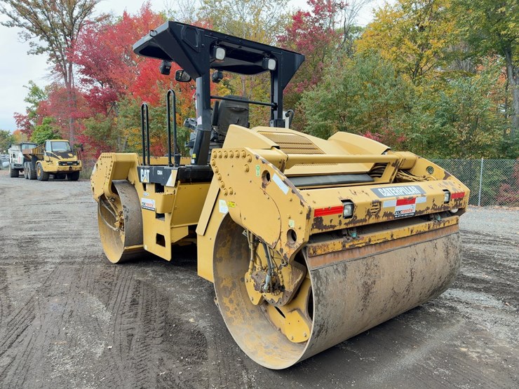 2011-caterpillar-cb64-image-3
