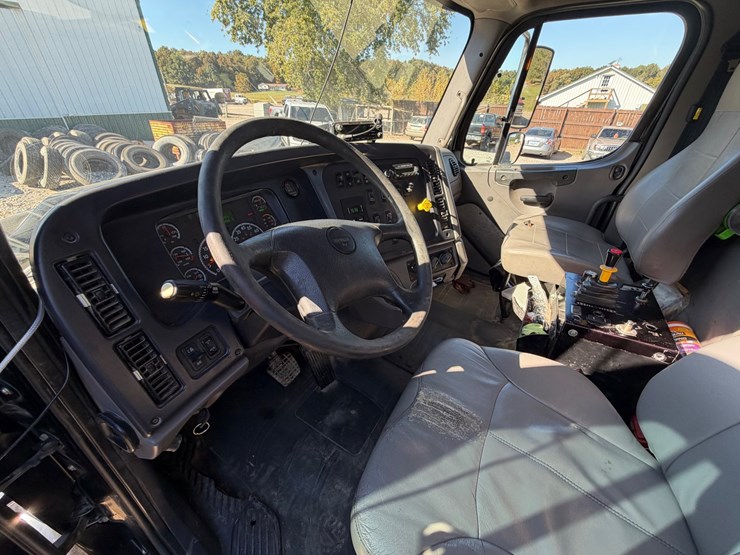2016-freightliner-114sd-image-35