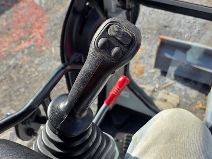 2023-takeuchi-tb240-image-71