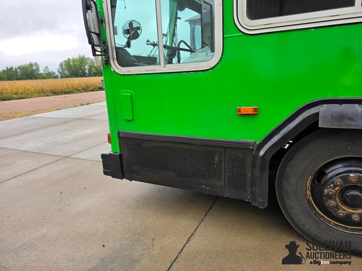 2000-gillig-party-bus-image-13