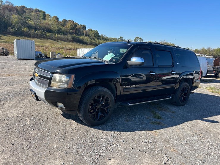 2007-chevrolet-suburban-image-2