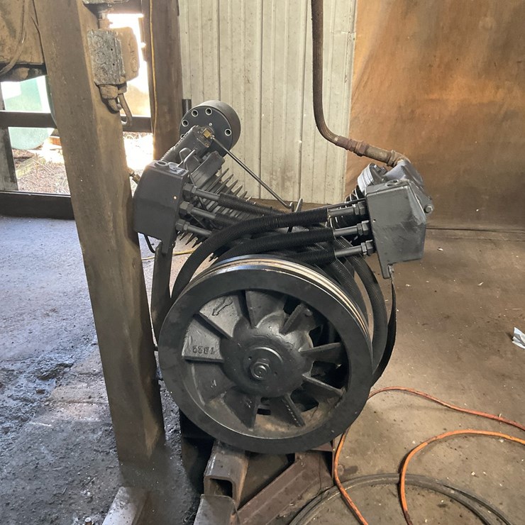 #157 • Ingersoll Rand 7100 Industrial Air Compressor Pump