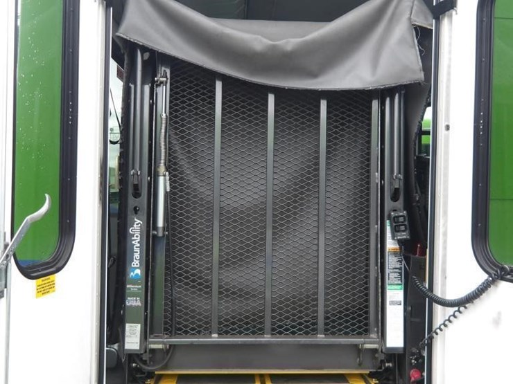 2017-ford-e450-image-15