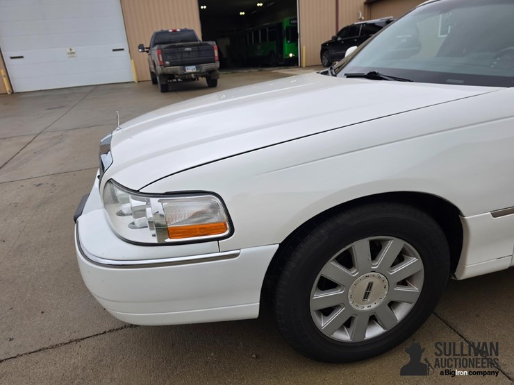 2006-lincoln-town-car-limousine-image-14