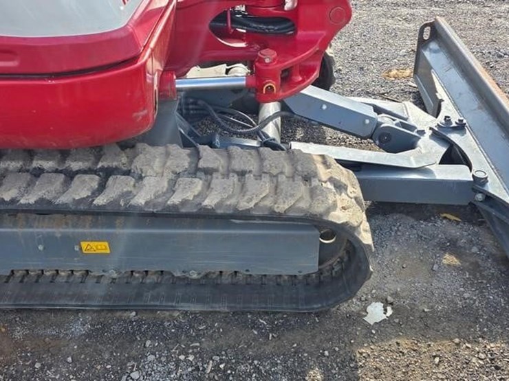 2023-takeuchi-tb240-image-31