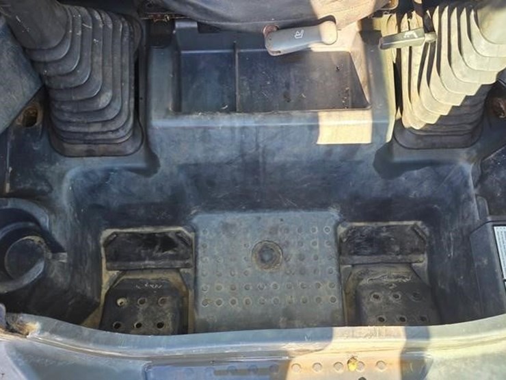 2015-deere-326e-image-42
