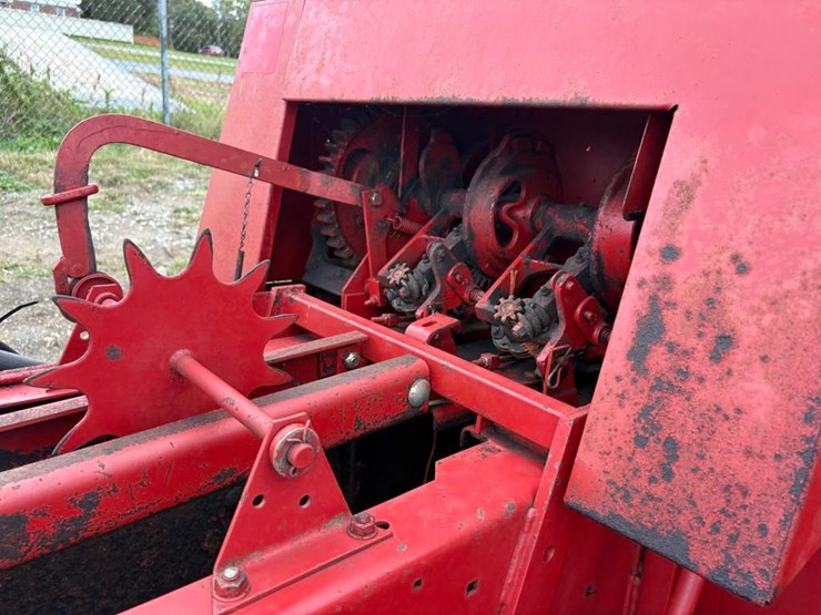new-holland-570-image-8