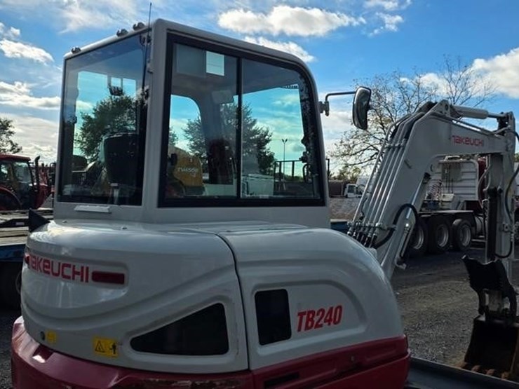 2023-takeuchi-tb240-image-26