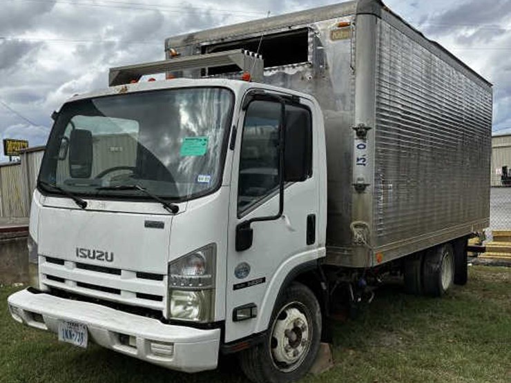 2011-isuzu-nqr-image-1