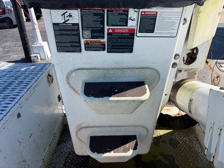2004-freightliner-m2-106-image-22