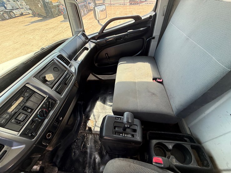 2015-hino-338-image-28
