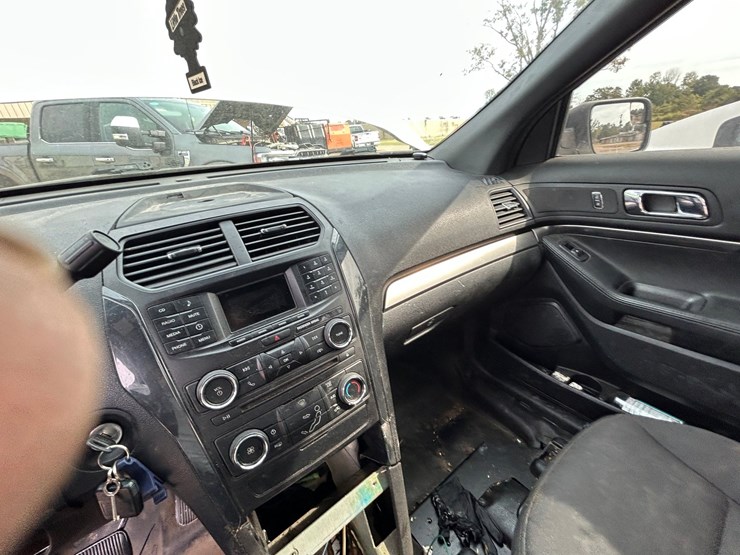 2018-ford-explorer-image-25