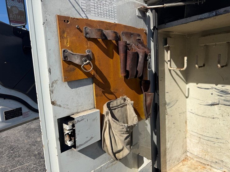2004-freightliner-m2-106-image-18