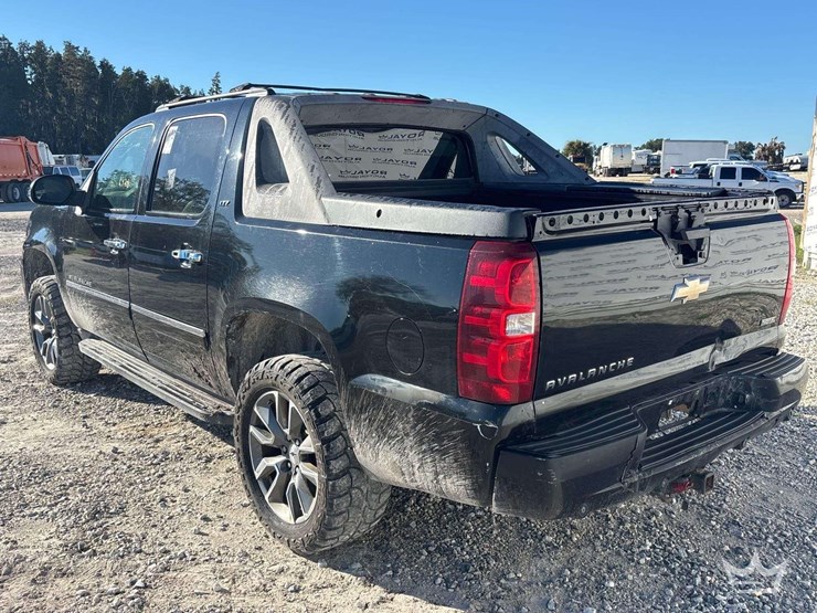 2009-chevrolet-avalanche-4x4-crew-cab-pickup-truck-image-4