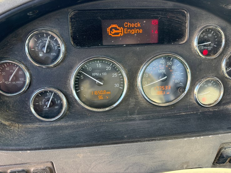 2015-peterbilt-348-image-4