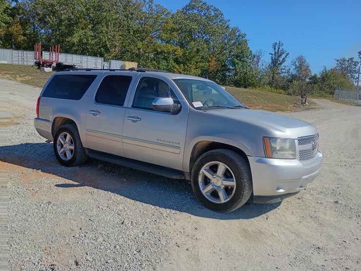 2010-chevrolet-suburban-image-12