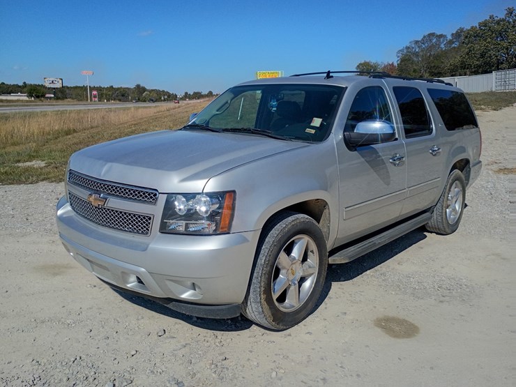 2010-chevrolet-suburban-image-1