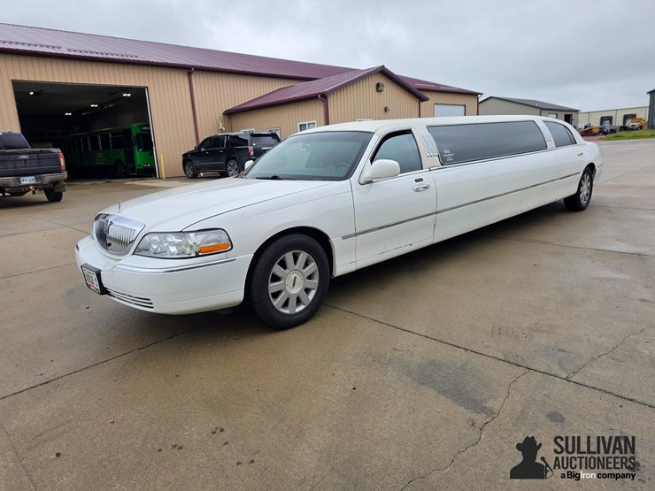 2006-lincoln-town-car-limousine-image-1