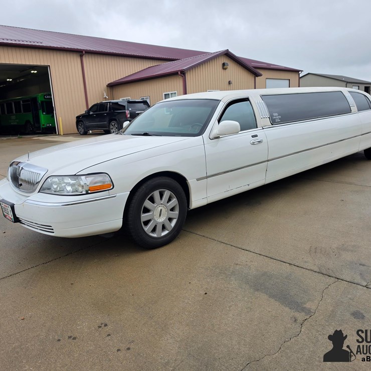 2006 Lincoln Town Car Limousine