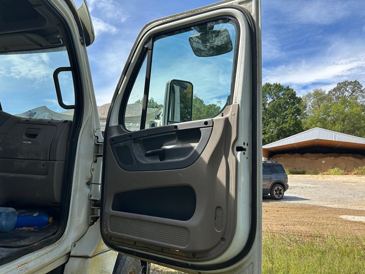 2016-freightliner-cascadia-125-image-64