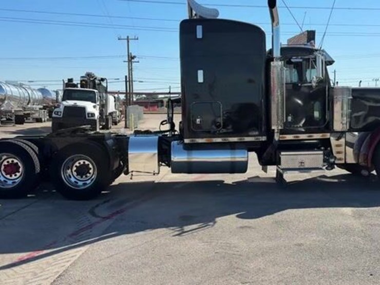 2000-peterbilt-379-image-1