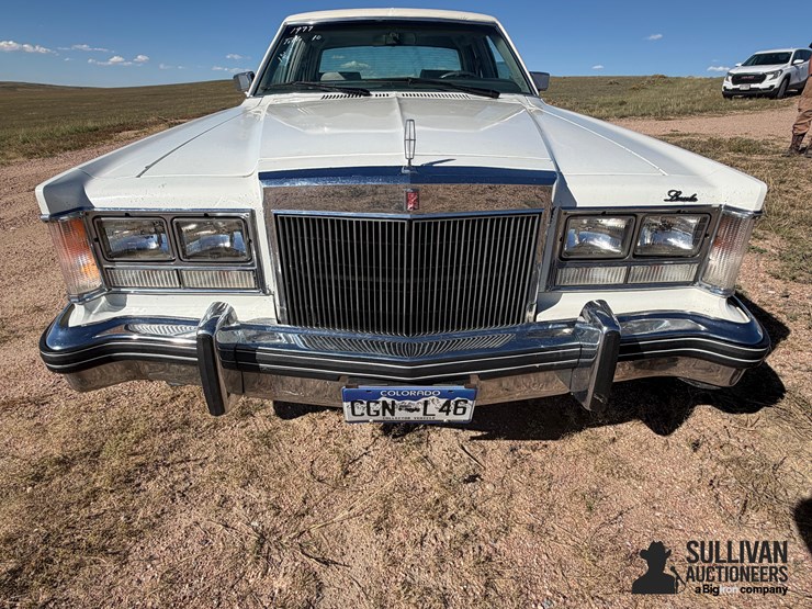 1977-lincoln-versailles-4-door-luxury-sedan-image-9