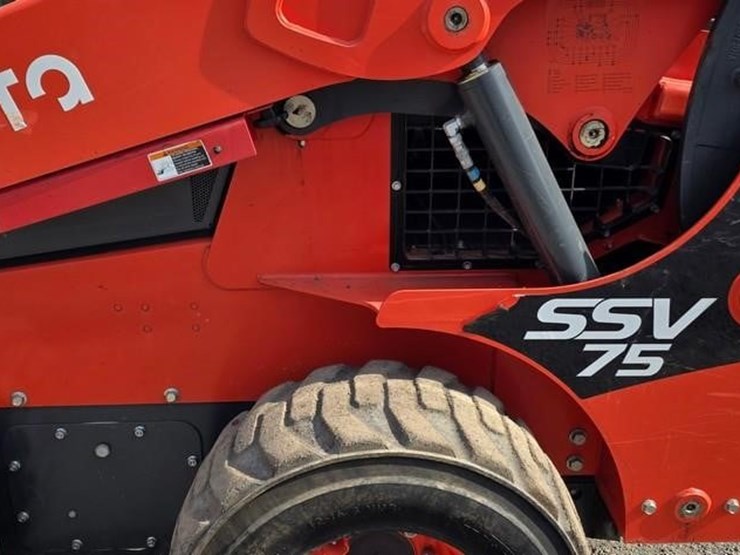 2025-kubota-ssv75-image-24