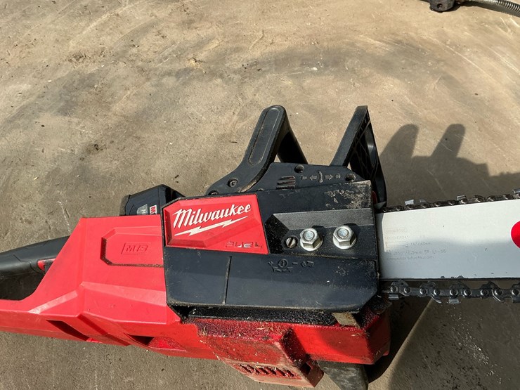 #110-•-milwaukee-m18-fuel-16"-cordless-chainsaw-&-handheld-blower-lot-image-11